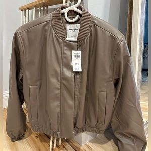 Abercrombie cropped leather bomber jacket brown tan size Small NEW WITH TAGS